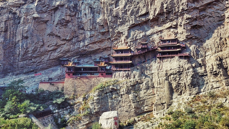 Bí ẩn ngôi chùa huyền bí ngàn năm được treo trên vách núi cao - 1