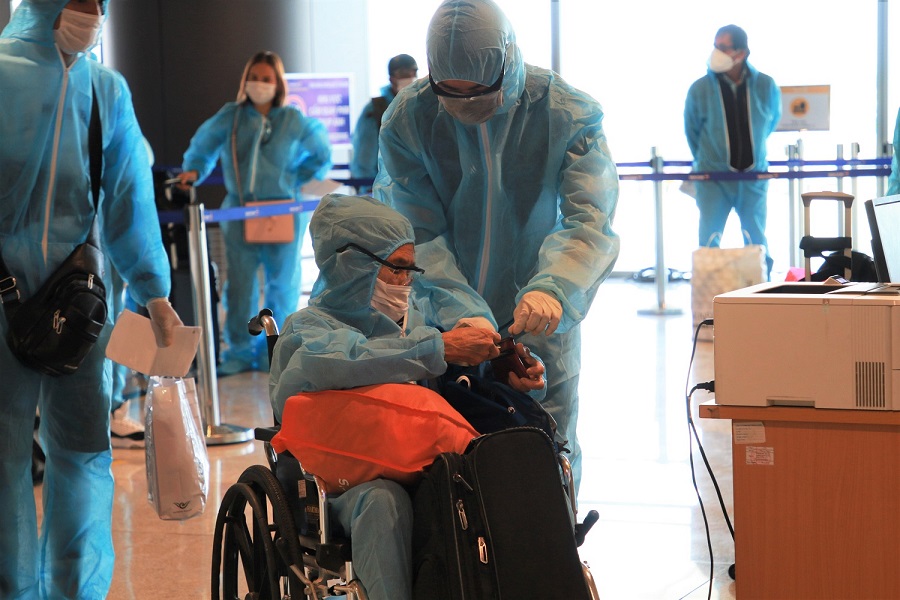 Hai chuyến bay chở 345 khách có “Hộ chiếu vắc xin” từ Mỹ hạ cánh tại sân bay Vân Đồn - 6