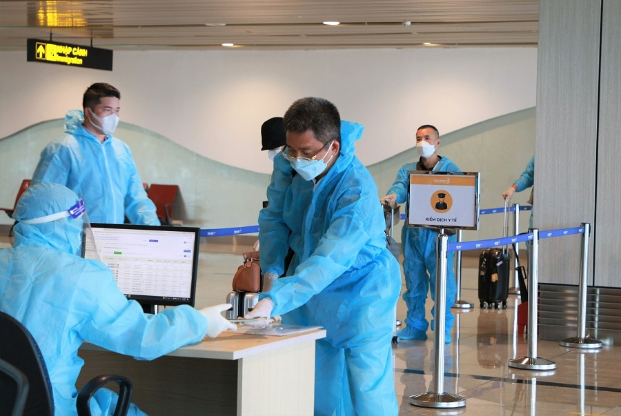 Hai chuyến bay chở 345 khách có “Hộ chiếu vắc xin” từ Mỹ hạ cánh tại sân bay Vân Đồn - 1