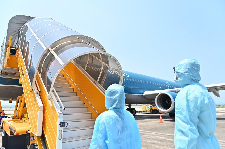 Hai chuyến bay chở 345 khách có “Hộ chiếu vắc xin” từ Mỹ hạ cánh tại sân bay Vân Đồn - 3