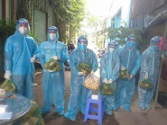 Người dân TP.HCM mời tình nguyện viên vào ăn bún bò, tặng sầu riêng