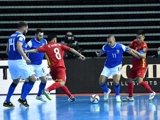 ĐT futsal Việt Nam ghi bàn sau 2 lần chạm bóng khiến báo chí Brazil sửng sốt - 1
