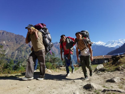 Chuyện hay - Nghề porter dưới chân dãy Himalaya