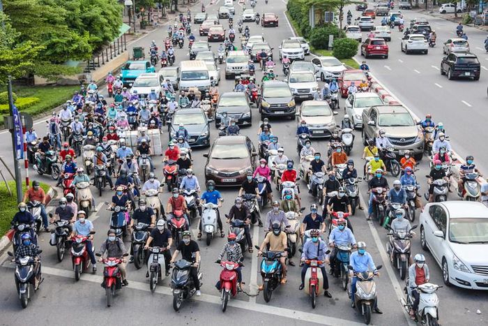 Giao thông ở Hà Nội nhộn nhịp trong ngày đầu dỡ bỏ 39 chốt kiểm soát - 1