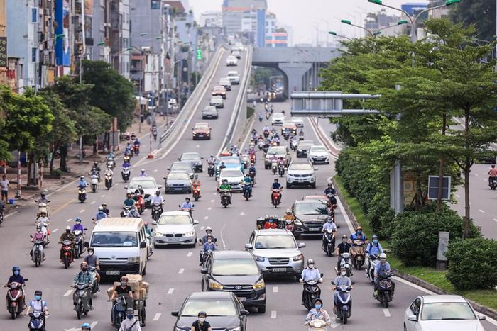 Giao thông ở Hà Nội nhộn nhịp trong ngày đầu dỡ bỏ 39 chốt kiểm soát - 3