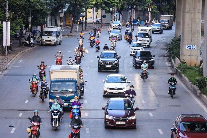 Giao thông ở Hà Nội nhộn nhịp trong ngày đầu dỡ bỏ 39 chốt kiểm soát - 12