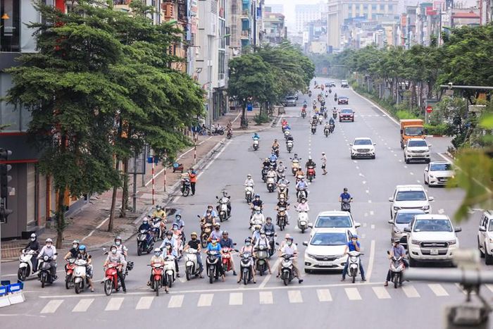 Giao thông ở Hà Nội nhộn nhịp trong ngày đầu dỡ bỏ 39 chốt kiểm soát - 6