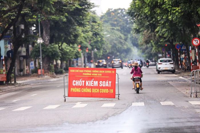 Giao thông ở Hà Nội nhộn nhịp trong ngày đầu dỡ bỏ 39 chốt kiểm soát - 8
