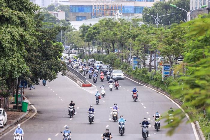 Giao thông ở Hà Nội nhộn nhịp trong ngày đầu dỡ bỏ 39 chốt kiểm soát - 7