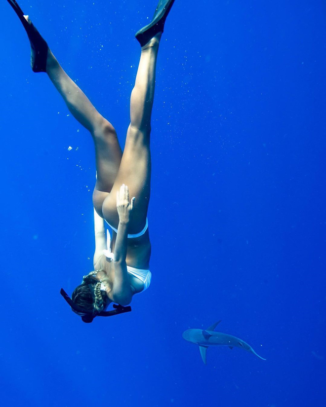 Hoa khôi bóng chuyền Kim Huệ &#34;cảm xúc chông chênh&#34;, người đẹp Mỹ mạo hiểm với cá mập - 6