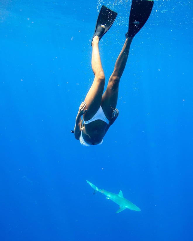 Hoa khôi bóng chuyền Kim Huệ &#34;cảm xúc chông chênh&#34;, người đẹp Mỹ mạo hiểm với cá mập - 7