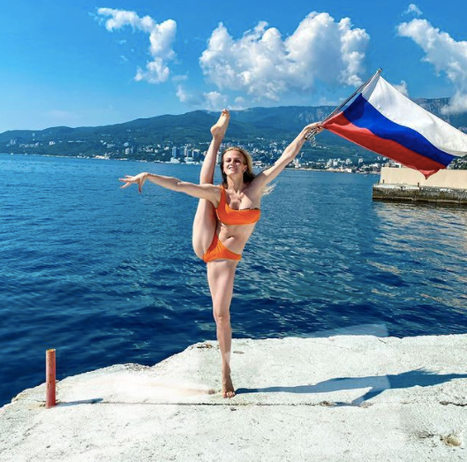 Mỹ nhân bơi mặc bikini tạo dáng lạ với quốc kì Nga, phớt lờ chỉ trích - 3