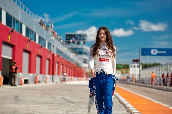 Mỹ nữ đua xe mới 18 tuổi lọt top 100 người đẹp nhất nước Nga - 8