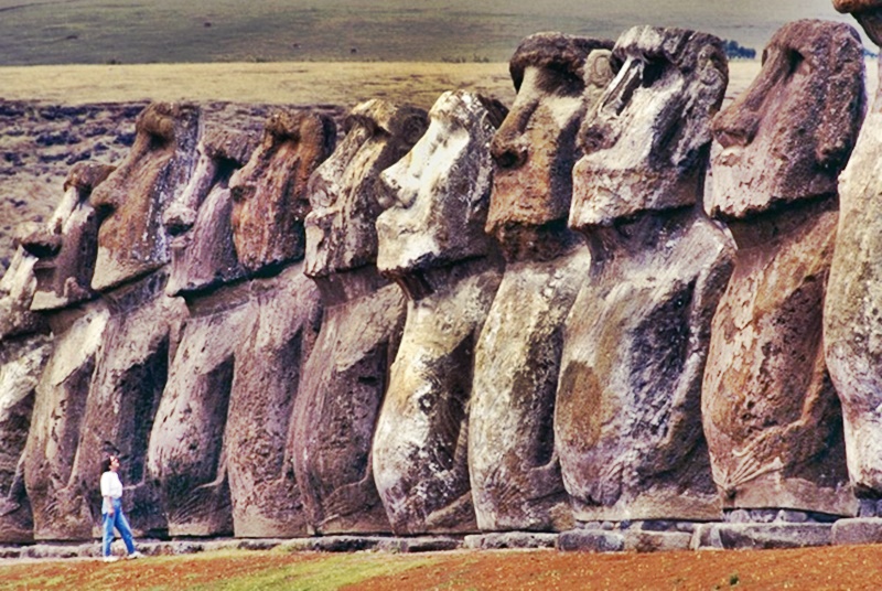 Giải mã bí ẩn về những tượng đá khổng lồ kì lạ trên đảo Phục Sinh - 1