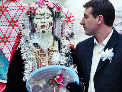 Giải trí - Tập tục hóa trang cô dâu trong ngày tân hôn kỳ lạ nhất thế giới
