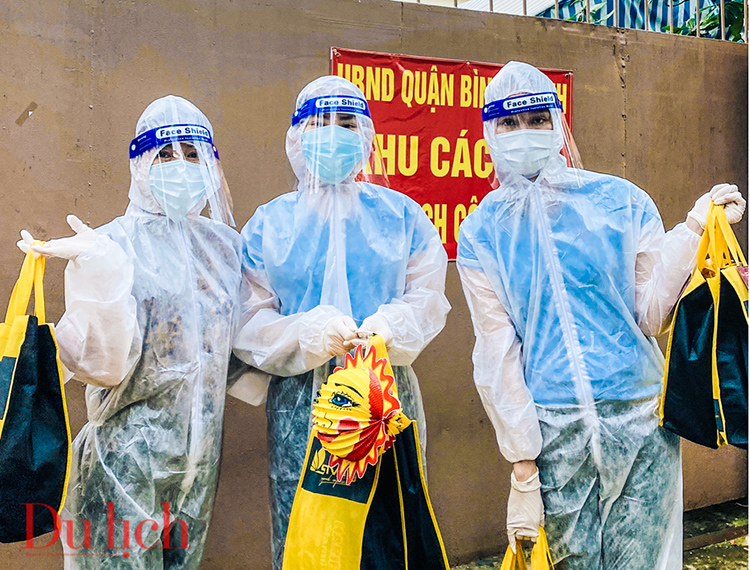 Chị Hằng mặc đồ bảo hộ tặng quà các em nhỏ mùa Tết Trung thu