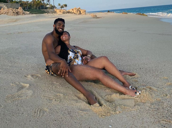 Hết hồn: Cầu thủ 2m11 dắt tay bạn gái mặc đồ "nhìn thấy hết" đi dự tiệc - 2