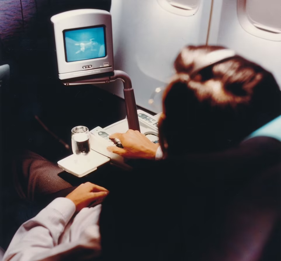 Hãng hàng không đầu tiên trang bị màn hình 4K cho hành khách - 11