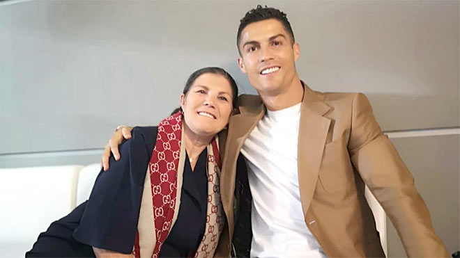 Mẹ Ronaldo không muốn CR7 giải nghệ ở MU, tiết lộ con trai suýt đi làm phụ hồ - 1