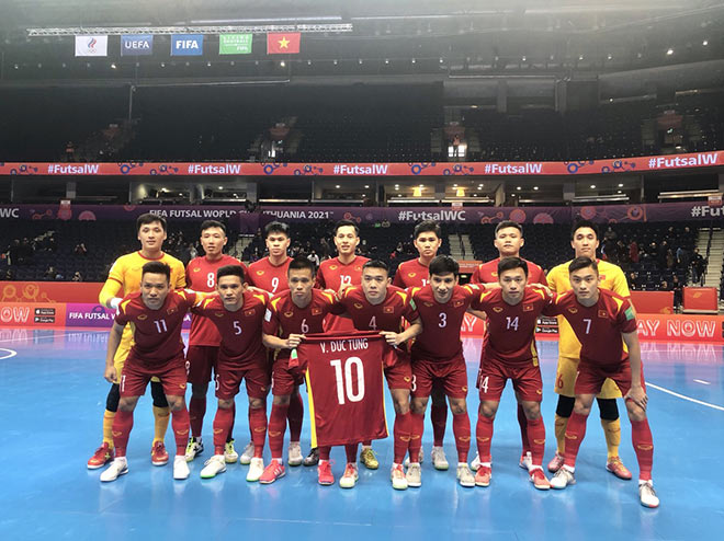 HLV Phạm Minh Giang xúc động cảm ơn người hâm mộ &#34;tiếp lửa&#34; ở Futsal World Cup - 2