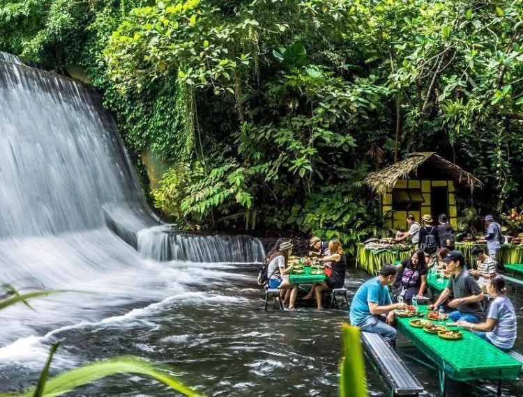 Ăn ngon thêm vạn lần với nhà hàng dưới chân thác độc lạ ở Philippines