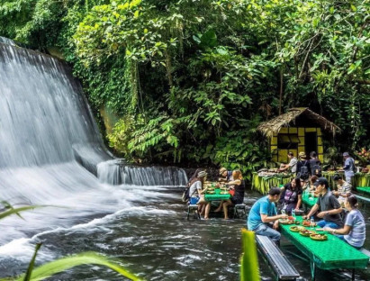 Ăn gì - Ăn ngon thêm vạn lần với nhà hàng dưới chân thác độc lạ ở Philippines