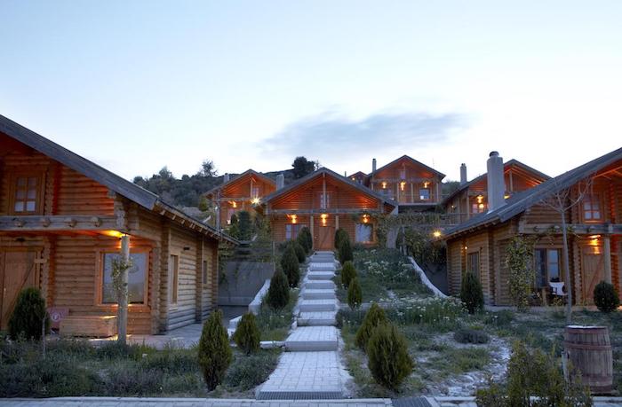 ‘Mục sở thị’ Hyades Mountain Resort, khách sạn trong hang làm từ 1000 mảnh gỗ ở Hy Lạp - 2