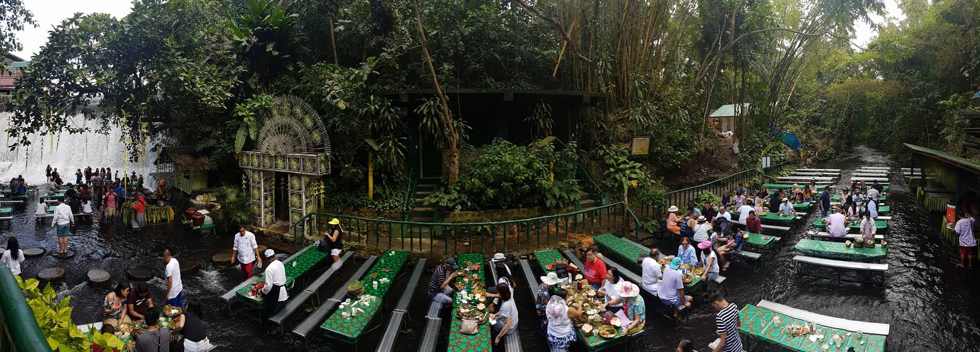 Ăn ngon thêm vạn lần với nhà hàng dưới chân thác độc lạ ở Philippines - 10