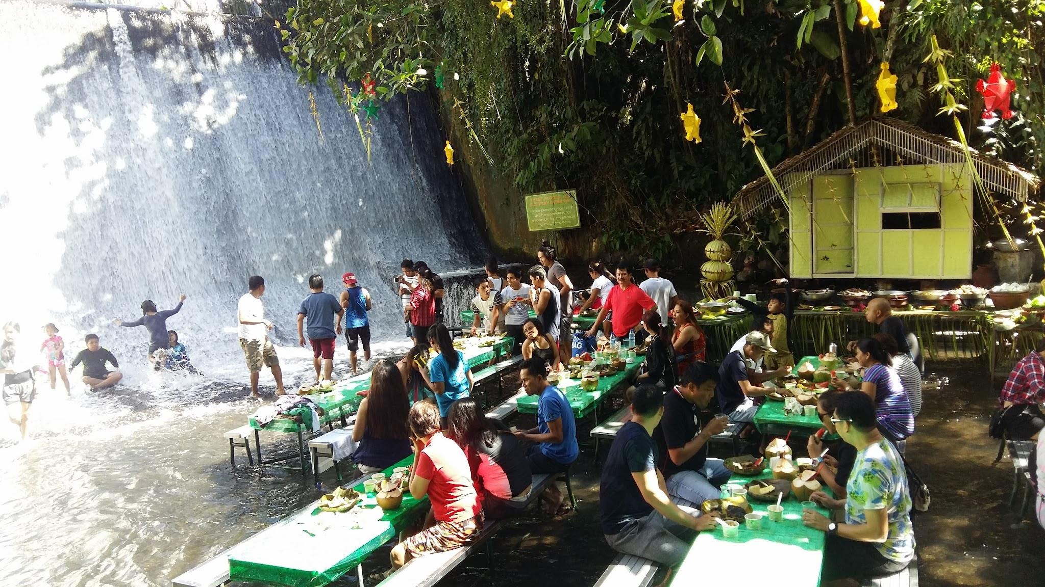 Ăn ngon thêm vạn lần với nhà hàng dưới chân thác độc lạ ở Philippines - 2
