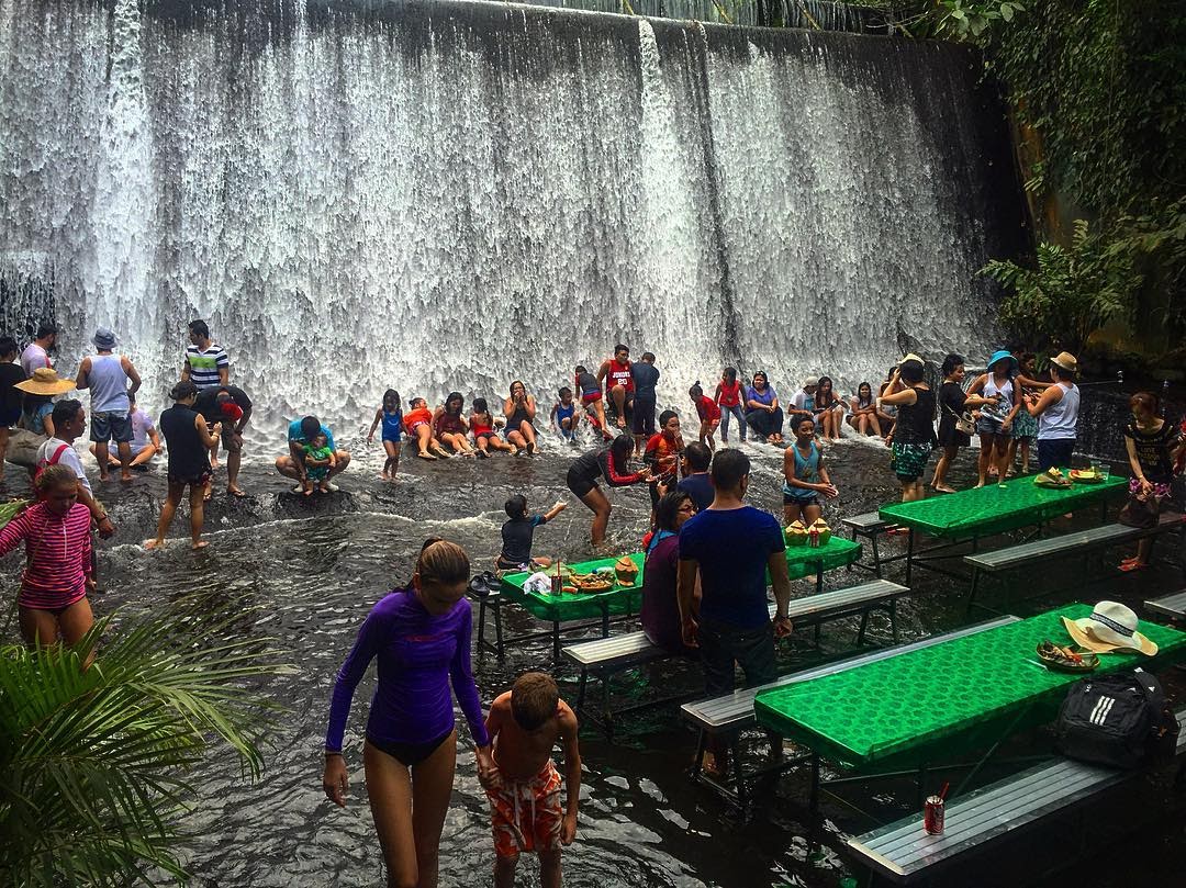 Ăn ngon thêm vạn lần với nhà hàng dưới chân thác độc lạ ở Philippines - 3