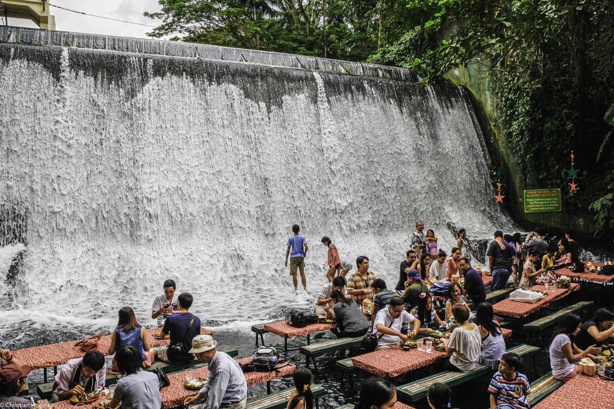 Ăn ngon thêm vạn lần với nhà hàng dưới chân thác độc lạ ở Philippines - 6