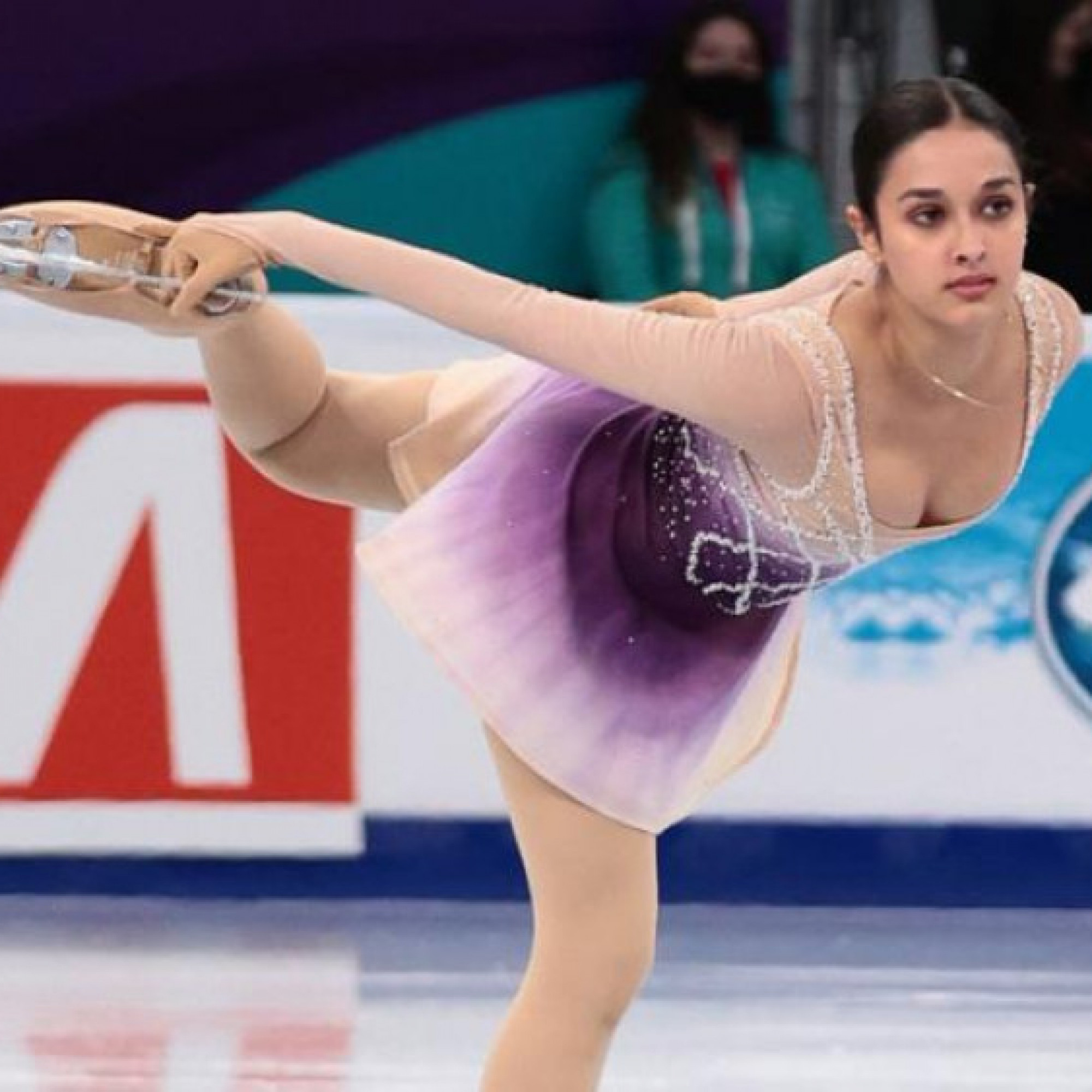 Thể thao - Người đẹp trượt băng rơi vào cảnh chưa từng có, thi xong nhận điểm sốc