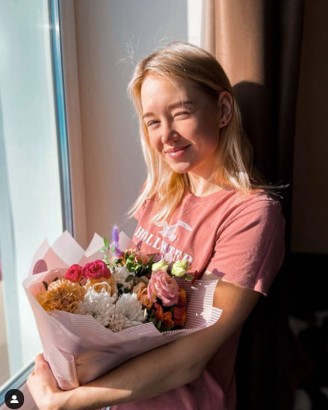 Đỏ mặt thể thao: Thiên thần tóc vàng cởi áo khoe dáng đẹp giữa ban ngày - 2