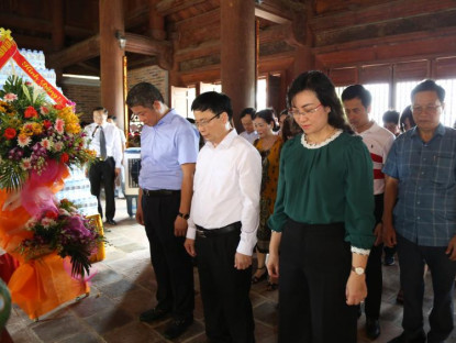 Chuyển động - Ban Tổ chức Diễn đàn Liên kết phát triển du lịch dâng hoa tại Khu Di tích Kim Liên
