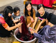  - Trình diễn nhuộm vải bằng thảo mộc và cổ phục Việt tại Triển lãm Ba Ngàn ART