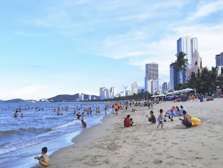 Nha Trang: Tăng cường xử lý tình trạng xả rác trên bãi biển