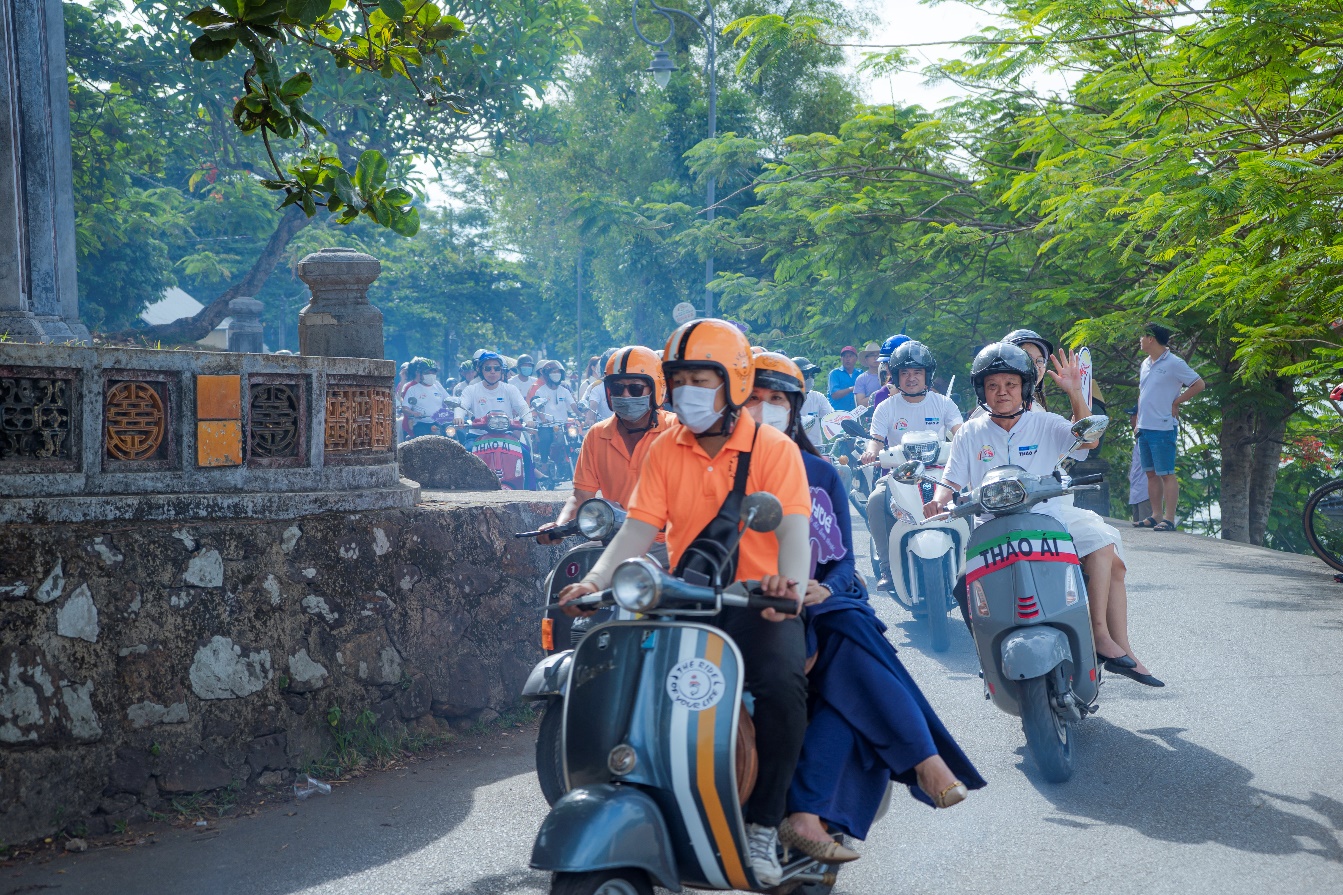 Hàng chục xe máy cổ diễu hành trên các con đường xứ Huế - 3