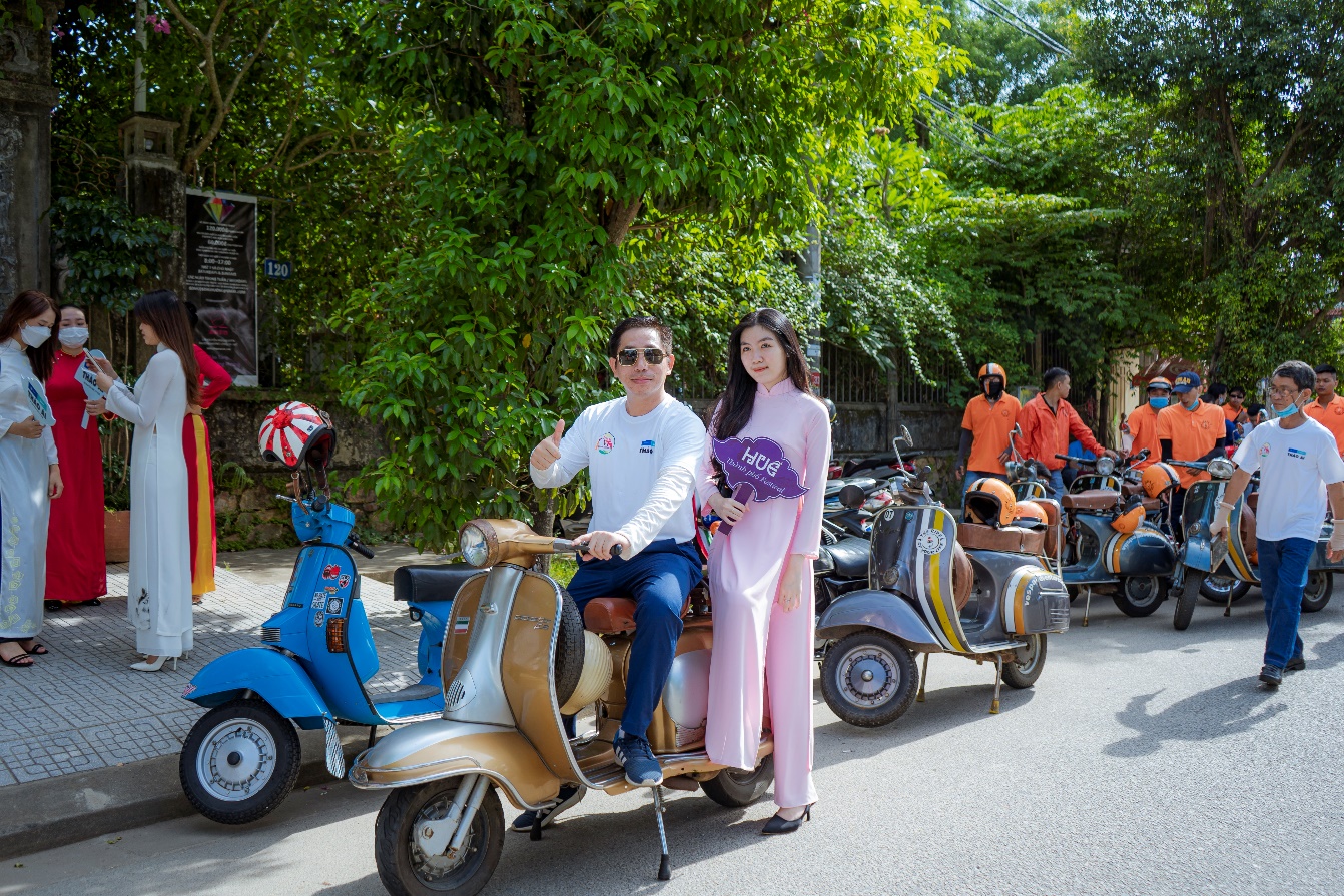 Hàng chục xe máy cổ diễu hành trên các con đường xứ Huế - 1