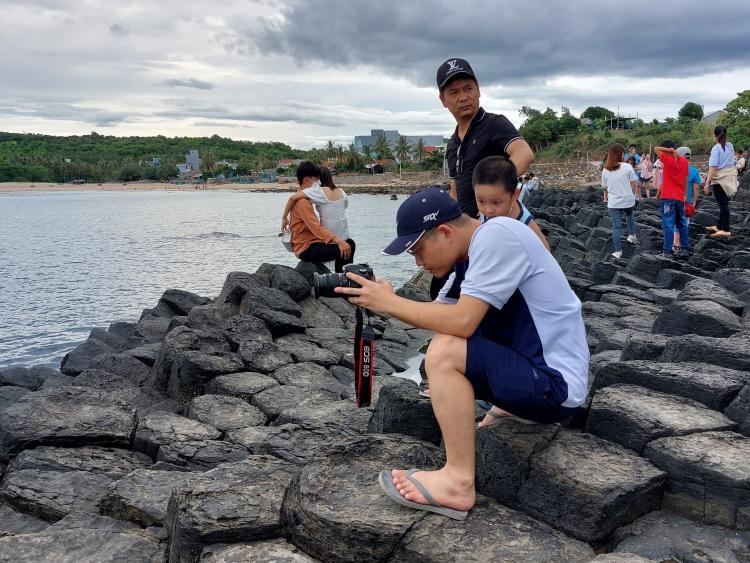 Mùa hè - Du khách chen nhau chụp hình bãi đá cổ triệu năm
