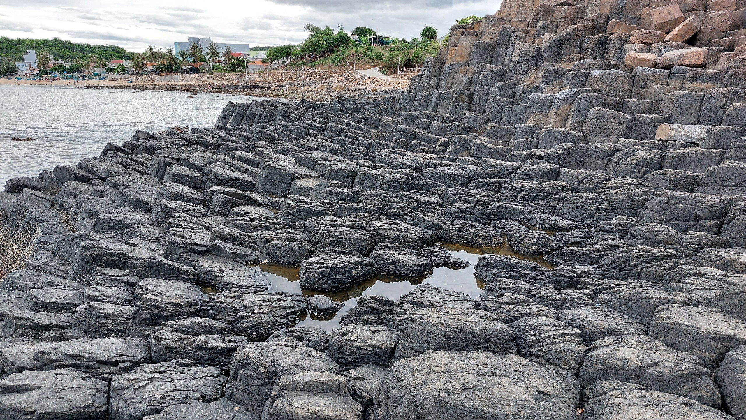 Mùa hè - Du khách chen nhau chụp hình bãi đá cổ triệu năm - 3
