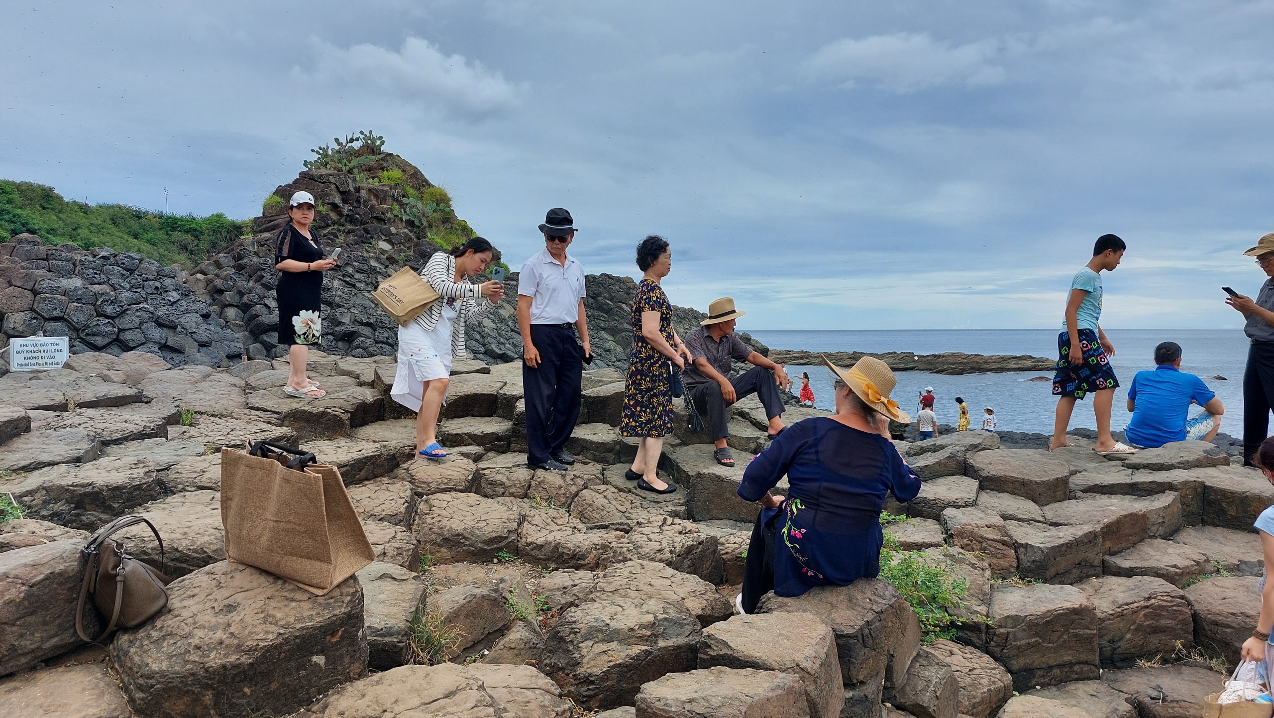 Mùa hè - Du khách chen nhau chụp hình bãi đá cổ triệu năm - 5