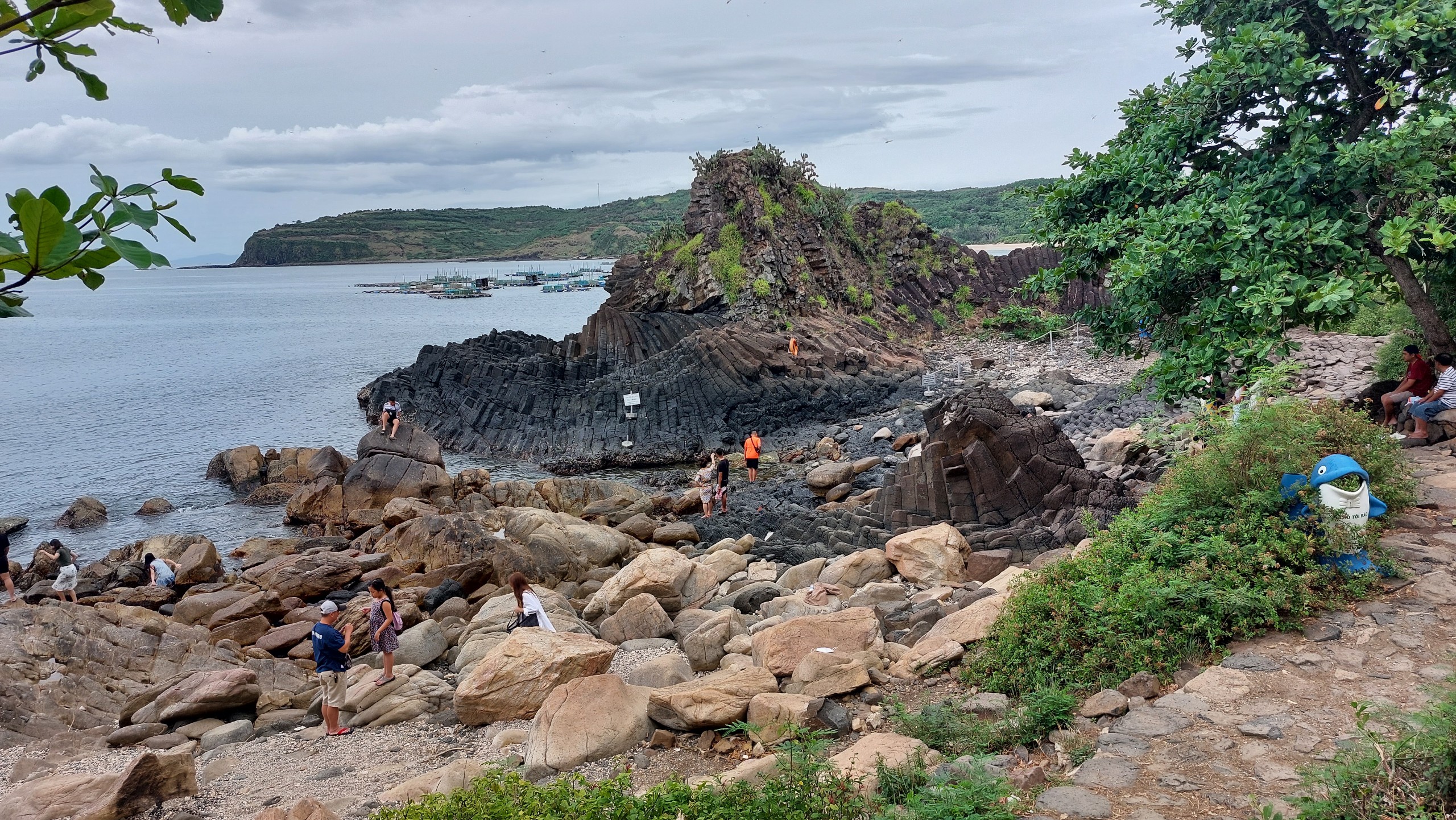 Mùa hè - Du khách chen nhau chụp hình bãi đá cổ triệu năm - 7