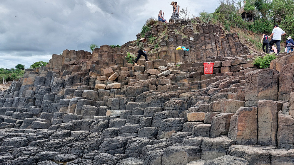 Mùa hè - Du khách chen nhau chụp hình bãi đá cổ triệu năm - 8