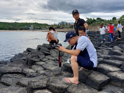 Du khảo - Mùa hè - Du khách chen nhau chụp hình bãi đá cổ triệu năm