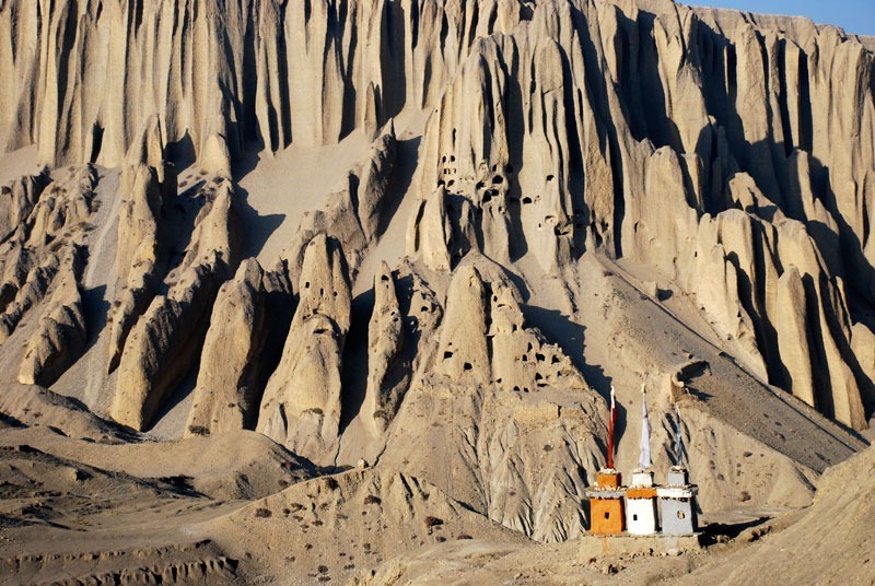 Khám phá hàng ngàn hang động bí ẩn như tổ mối khổng lồ trên dãy Himalaya - 1