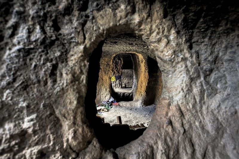 Khám phá hàng ngàn hang động bí ẩn như tổ mối khổng lồ trên dãy Himalaya - 5