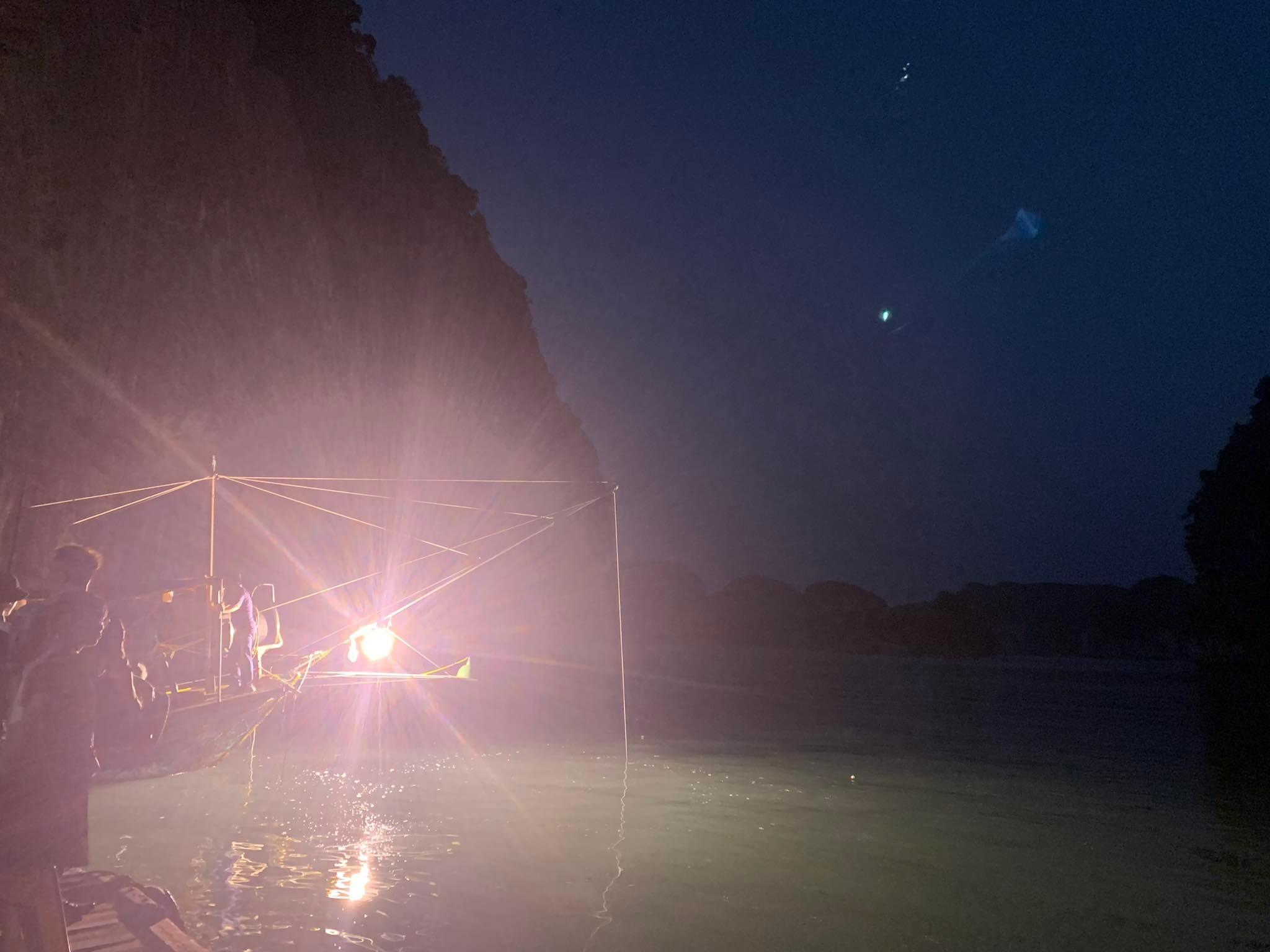 Du khách lênh đênh sông nước giữa đêm khuya, săn đặc sản nức tiếng Cát Bà - 5