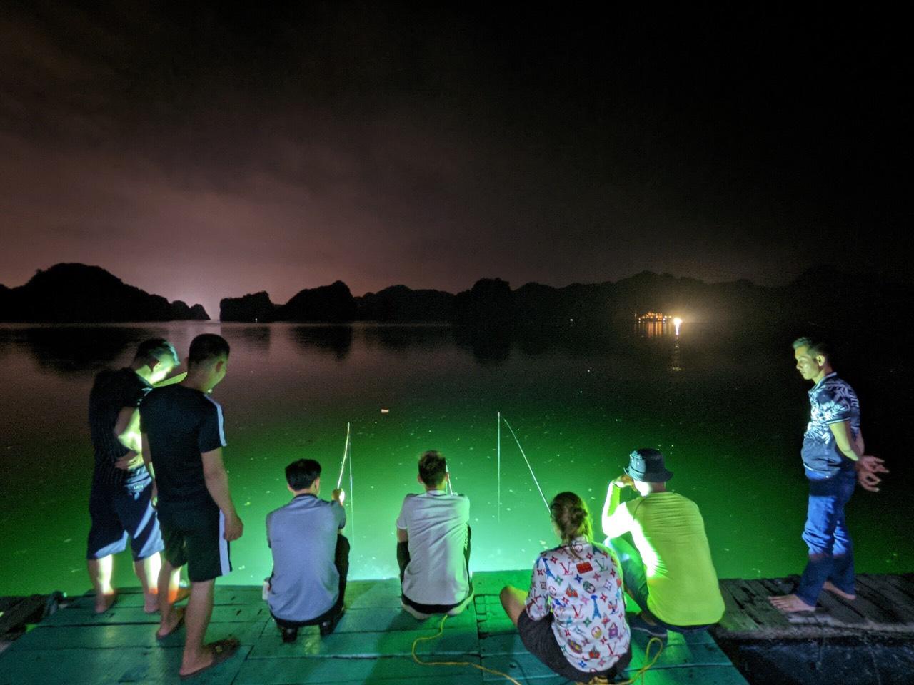 Du khách lênh đênh sông nước giữa đêm khuya, săn đặc sản nức tiếng Cát Bà - 6