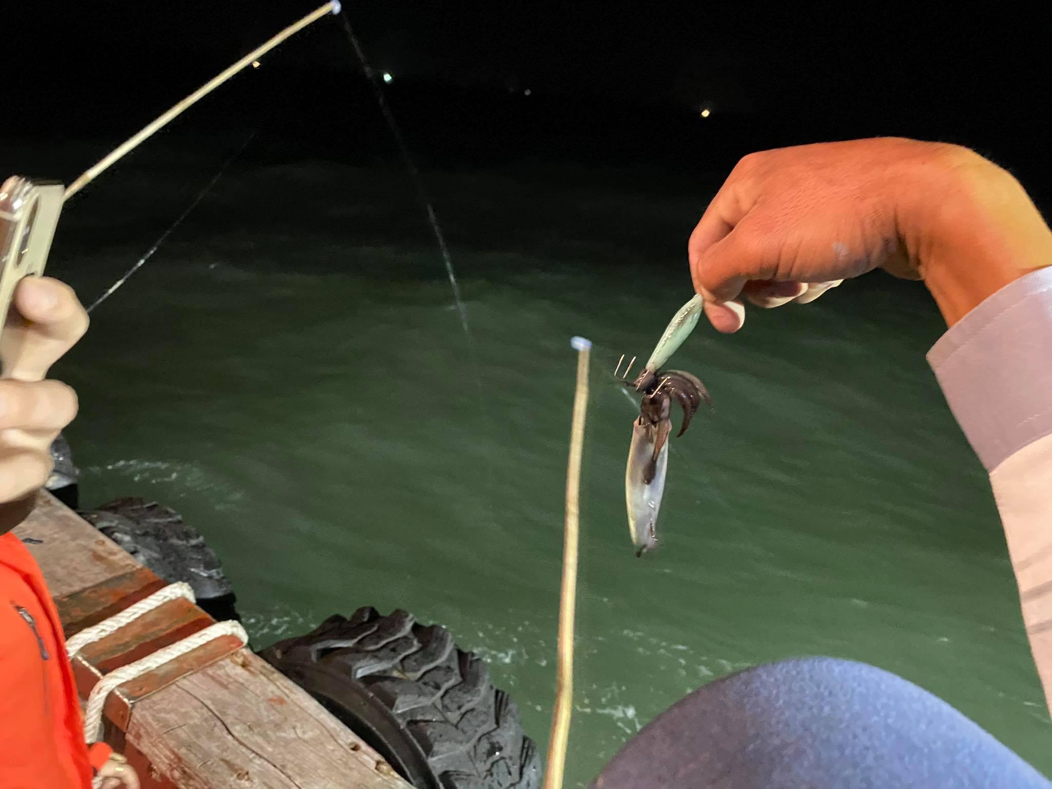 Du khách lênh đênh sông nước giữa đêm khuya, săn đặc sản nức tiếng Cát Bà - 7