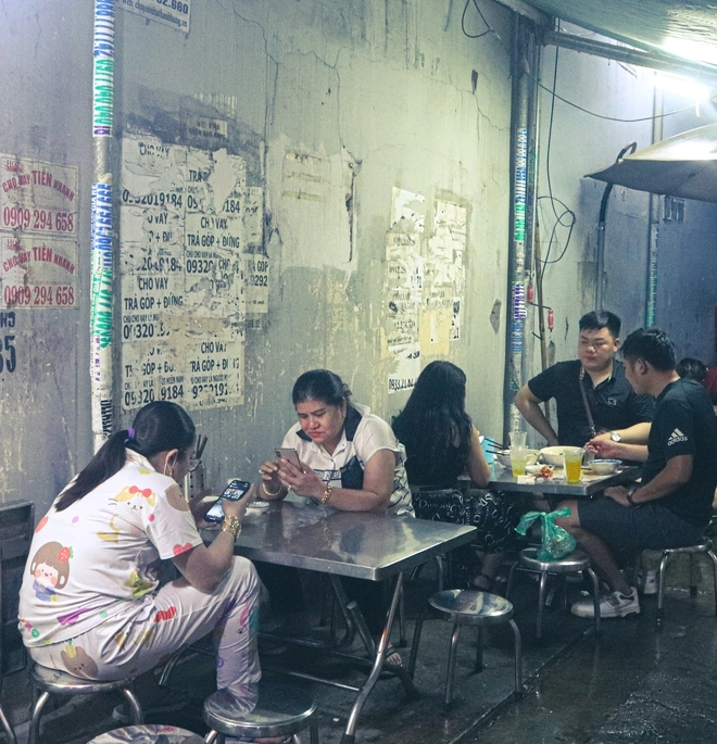 Kỳ lạ tô bánh canh cua đắt nhất Sài Gòn vẫn thu hút nhiều thực khách đến ăn - 2